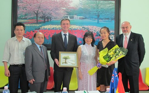 Phó Đại sứ New Zealand thăm và làm việc với Đại học Đông Á